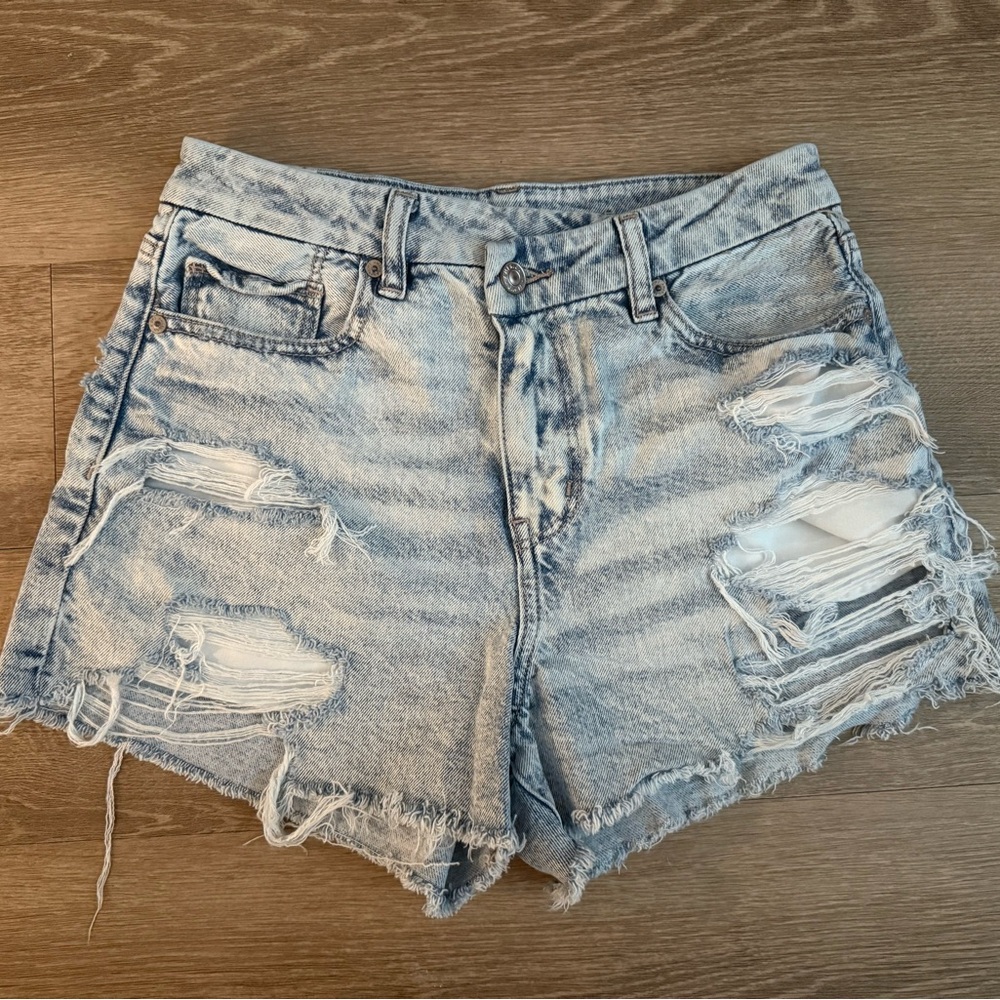 Size 4 AE distressed light wash mom short